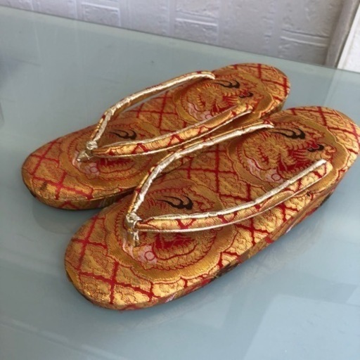 草履 和装小物 七五三 着物 七歳 三歳 和装 金色 赤 和柄 お洒落 21cm 子供用 箱無し 表は美品 イベント 中古品 ラスト1点 かっこいい