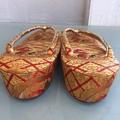 草履 和装小物 七五三 着物 七歳 三歳 和装 金色 赤 和柄 お洒落 21cm 子供用 箱無し 表は美品 イベント 中古品 ラスト1点 かっこいいの画像