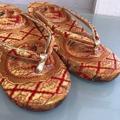 草履 和装小物 七五三 着物 七歳 三歳 和装 金色 赤 和柄 お洒落 21cm 子供用 箱無し 表は美品 イベント 中古品 ラスト1点 かっこいいの画像