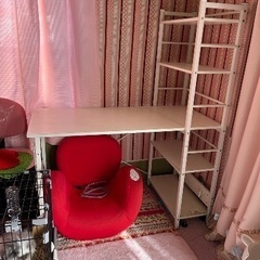 本が沢山おける机です。