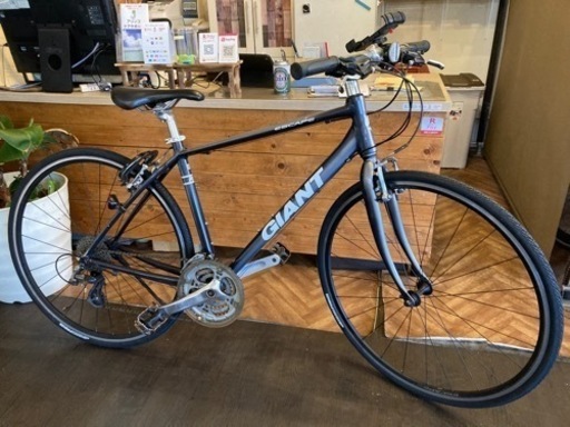 【GIANT ESCAEP R3 前後タイヤ・前輪チューブ新品！】アルミフレーム　3×8速　700×28cクロスバイク　ガンメタ