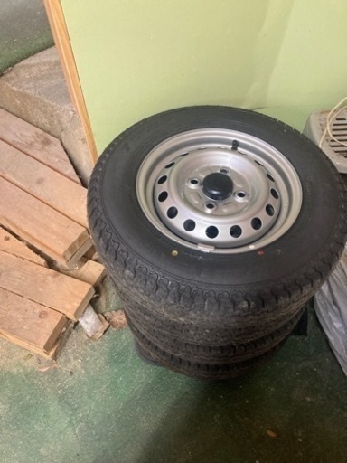 車のパーツ タイヤ、ホイール