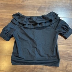 黒の服の画像