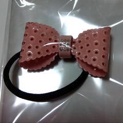 ピンクのリボン付きヘアゴム