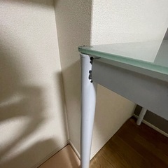 天板がガラスのテーブル・椅子セットですの画像