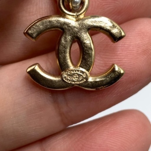 売り切れました。シャネル　CHANEL ココマークピアス　F21P 箱