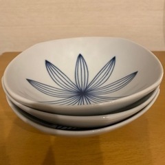 粋な小鉢3枚セット。幅140mm。高さ45mm。美品。欠けなどありません。和皿の画像