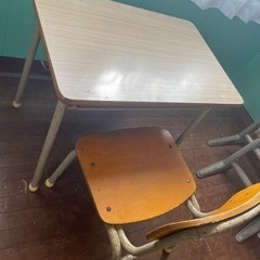 園児用学習机と椅子の画像