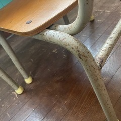 園児用学習机と椅子の画像