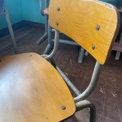 園児用学習机と椅子の画像