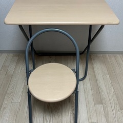 折りたたみの机と椅子の画像