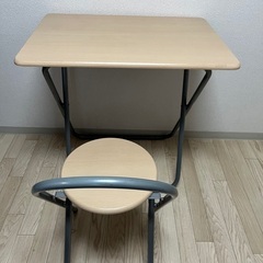 折りたたみの机と椅子の画像
