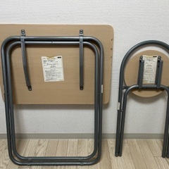 折りたたみの机と椅子の画像