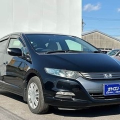 ブラックボディに明るい内装のハイブリッドの画像