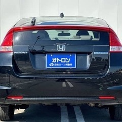 ブラックボディに明るい内装のハイブリッドの画像