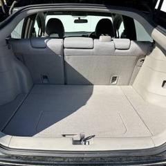 ブラックボディに明るい内装のハイブリッドの画像