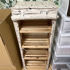 カーテン付き木製ラック