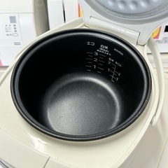 【超美品‼️】タイガー 2019年製 3合炊きマイコン炊飯器《炊きたて》 炊飯ジャー ホワイト♪の画像
