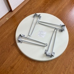折りたたみ丸テーブルの画像