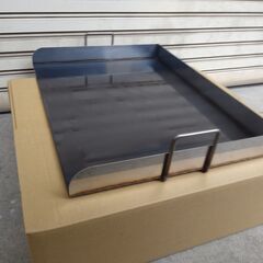 餃子　焼き肉　大量調理に最適　大きな鉄板　900ミリ×550ミリ　3辺フチ　持ち手付きの画像