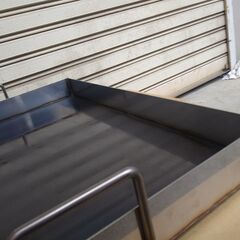 餃子　焼き肉　大量調理に最適　大きな鉄板　900ミリ×550ミリ　3辺フチ　持ち手付きの画像