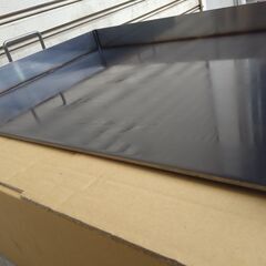 餃子　焼き肉　大量調理に最適　大きな鉄板　900ミリ×550ミリ　3辺フチ　持ち手付きの画像