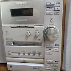 CDデッキとDVDプレーヤーの画像