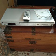 CDデッキとDVDプレーヤーの画像