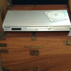 CDデッキとDVDプレーヤーの画像