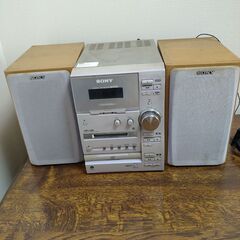 CDデッキとDVDプレーヤーの画像