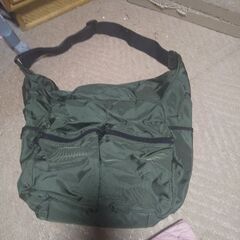 カーキのショルダーバッグ