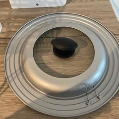 小さな棚、鍋蓋、食器洗い置きの画像