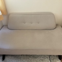 くるみボタンがおしゃれな2人掛けソファー