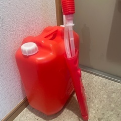 一度使用の給油ポンプ。おまけで灯油缶２つ