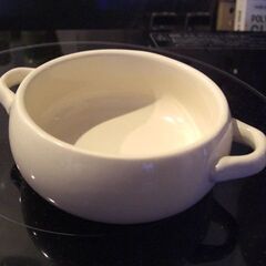 陶器　小皿　サイズ10.5㎝X4㎝　クリーム色の画像