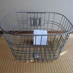 【未使用】大容量の前用の自転車カゴ　取付金具付