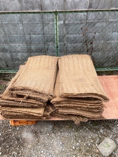 残り少し 農用 むしろ 筵 藁 わら こも 簀巻き 時代劇 農業 農家 畑