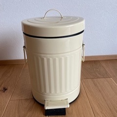 ペタル式ゴミ箱