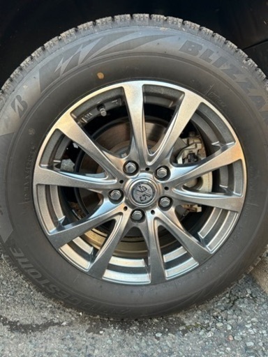 ブリヂストン205/65R16スタッドレスタイヤほぼ新品