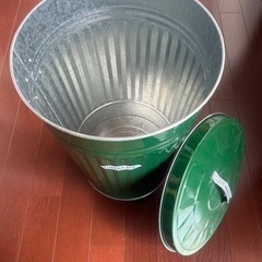 ブリキ缶の画像