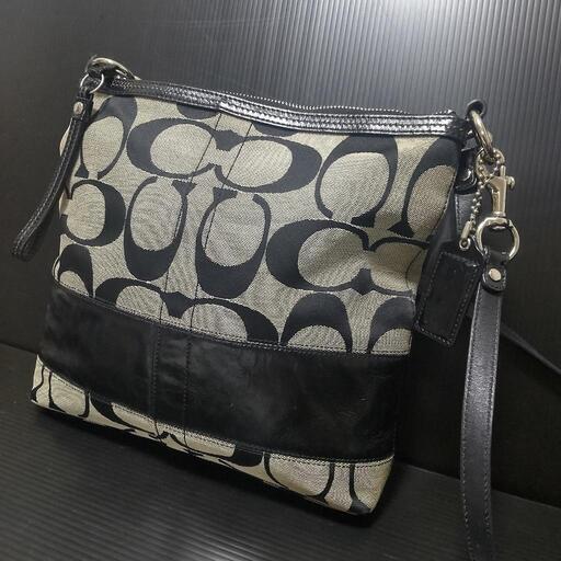 COACHコーチ／黒系シグネチャー ショルダーバッグ