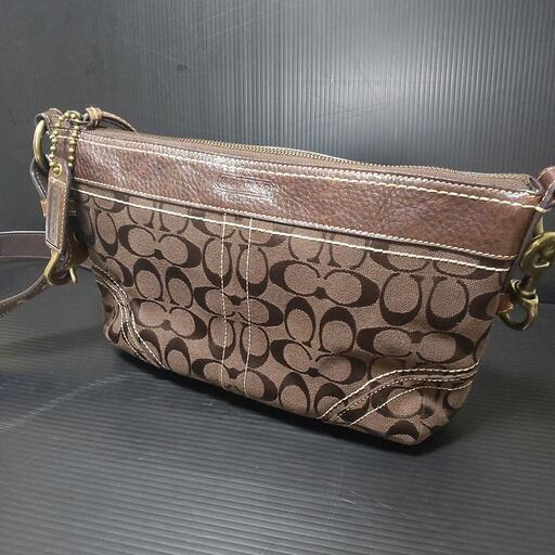COACHコーチ／茶系シグネチャーショルダーバッグ