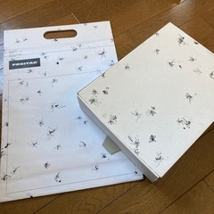 フライターグのギフトボックスとショッパー
