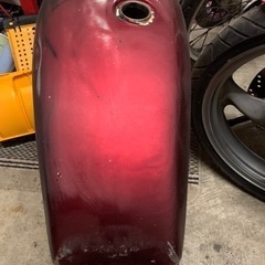 YAMAHA SR400 タンクの画像