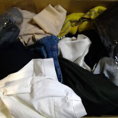 【寄付】服　まとめて大量　（お車で来られる方・全てお持ち帰りいた...