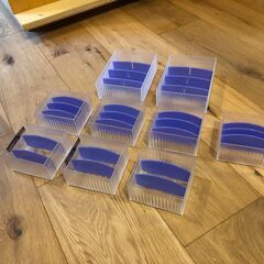 小さなプラスチックケースで、可動式の仕切り板が付いているので、カ...