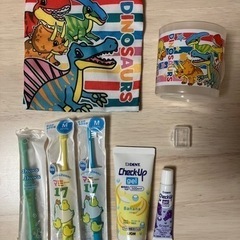 歯磨きセット　歯ブラシ　歯磨き粉　コップ　巾着袋　恐竜