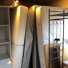 輸出にベッドや家具などの画像