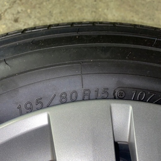 車のパーツ タイヤ、ホイール