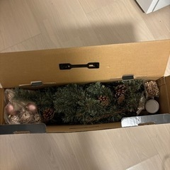 クリスマスツリー　オーナメント付きの画像